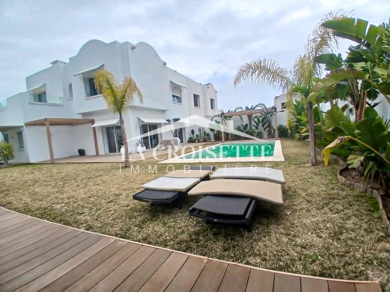 Villa meublée S+3 avec piscine et studio indépendant à Gammarth